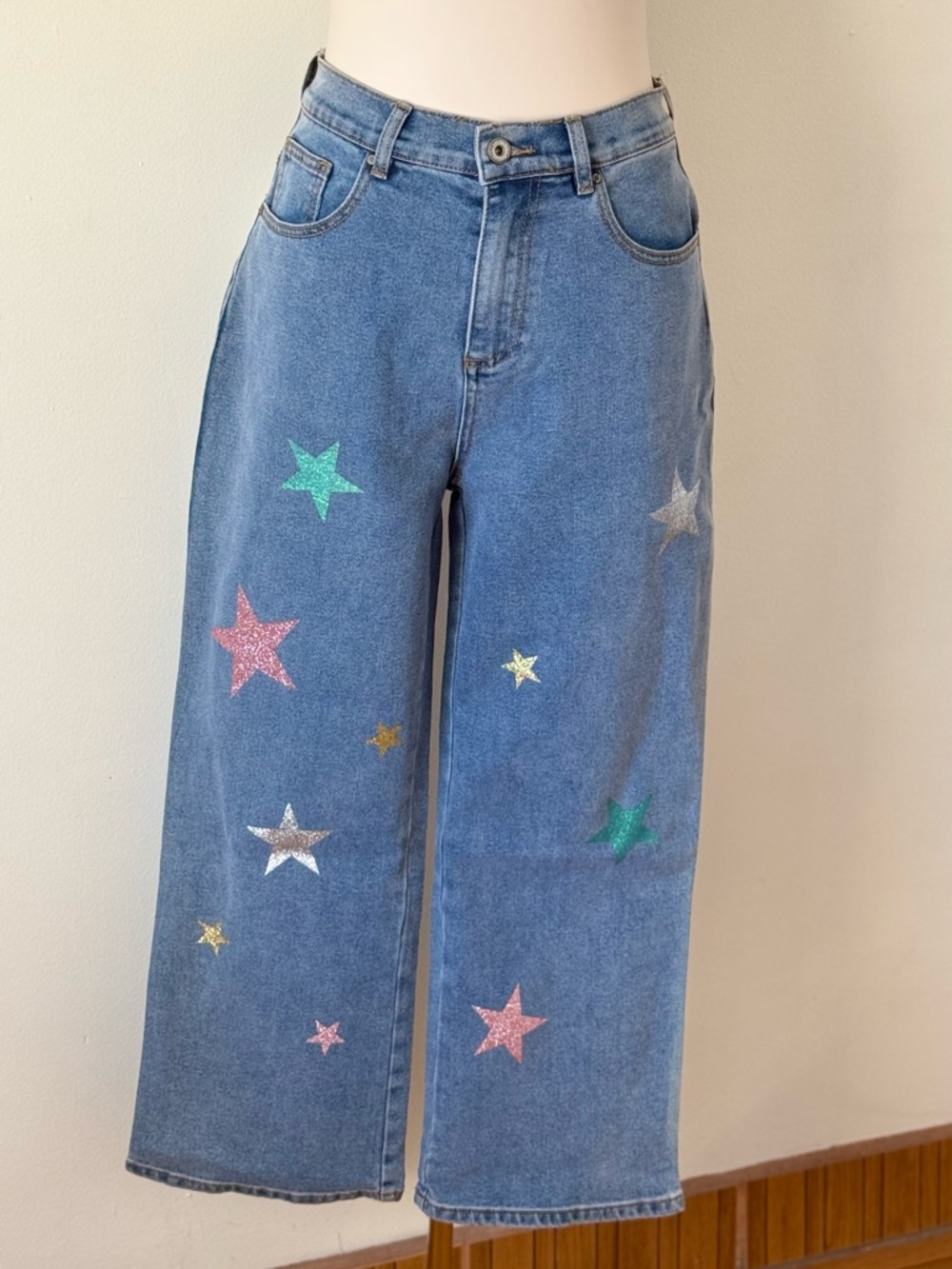 Q2 Premium Women’s Blue Denim Jeans with Glitter Star Accents NWT Straight Cut